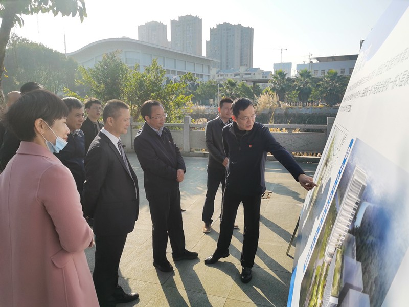英国365上市公司集团总经理向市辅导介绍项目有关情况_副本.jpg